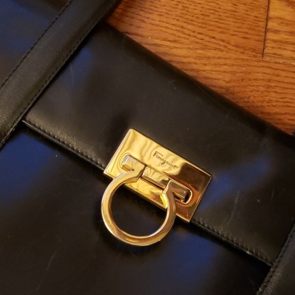 𝅺FERRAGAMO black leather tote. - Picture 2 of 8